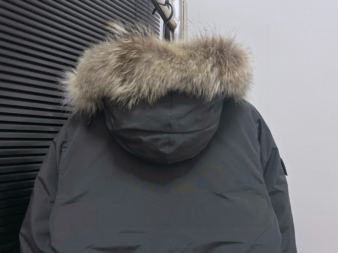 P780 Top Purchasing Version (Wolf Hair Optional) 🇨🇦CANADA GOOES 24 new models 08 models/couple models Factory direct supply: supplying global purchasing agents, micro-business, entities, Tmall, high-end stalls and studio cooperation, free shipping! Canada Goose Expedition Parka 2008 is the same style for men and women. It is mid-length and the most timeless classic. All Arctic and Antarctic scientific expedition teams choose Canada Goose as their cold-proof equipment. It is the Rolls-Royce of down jackets. ➖ Industry-leading anti-counterfeiting chip sensing. ➖ Imported Behringer embroidery machines and customized embroidery labels, the highest level and industry leading. ➖ Imported Korean 21-count polyester-cotton blended original fabric, TC85 waterproof coated fabric, water-repellent, windproof and wear-resistant. ➖ The new national standard 80 white duck down is filled with an average of 520 grams of down. The amount of down filled is industry-leading. ➖ 100% nylon lining with double double-layer sealing design to prevent velvet running, and seamless thread design on the cuffs! ➖ Western Canadian Green Wolf Collar. ➖ Yoshida YKK provides original factory-customized electroplated sliders. YKK two-way lockable zippers are tight and smooth and do not peel off paint. ➖ 3M composite Velcro is durable and the accessories and hardware are all custom-made. Note: Our copywriting is only simple and clear. Instead of bragging about the copywriting, it is better to compare and understand with samples. Only for the purest goose, the most dedicated, the most professional, the highest quality, the highest cost performance!  Size:XS-XXL